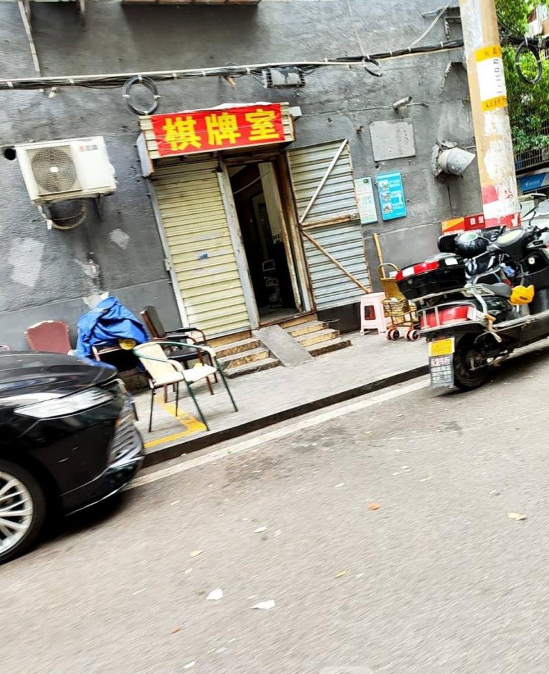 桂花二村15栋门口有个麻将馆，